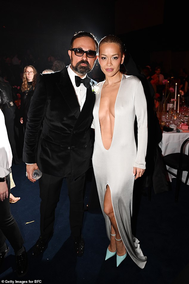 كان حفل توزيع جوائز الموضة يبهر الجميع بالقميص الضيق الذي يتباهى بخط عنق متدلي، مما يكشف عن اللياقة البدنية المذهلة لصاحب الرسم البياني (في الصورة مع إيفجيني ليبيديف)