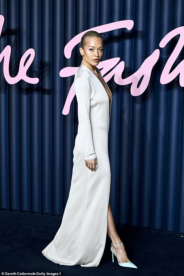 حرصت المغنية على التميز بين بحر من النجوم الأنيقين بفستان فضي جريء