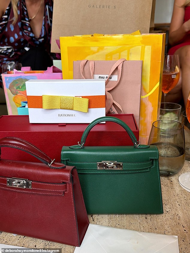 شاركت ديبورا لمحة عن هدايا سانتا السرية الموضوعة على الطاولة - بما في ذلك المشتريات من كارتييه، وميو ميو، وتيفاني آند كو، وراشنال. كما حرص اثنان من الضيوف على توثيق حقيبتي هيرميس كيلي التي تحمل طابع عيد الميلاد - واحدة باللون الأحمر والأخرى باللون الأخضر