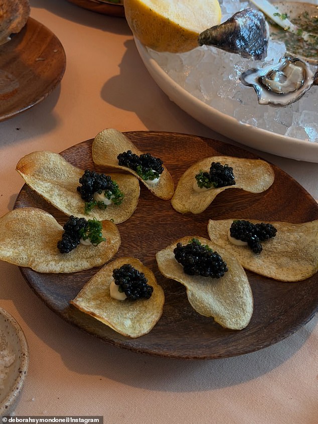 أما فيما يتعلق بقائمة الطعام، فقد تناولت السيدات محارًا طازجًا وأسقلوب بطاطس بسعر 60 دولارًا مع الكافيار.