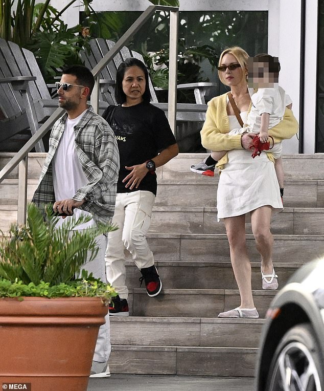 وقامت مصممة الأزياء، التي حملت ابنها البالغ من العمر عامين على وركها في وقت ما، بتقريب مظهرها بحذاء مسطح أبيض.