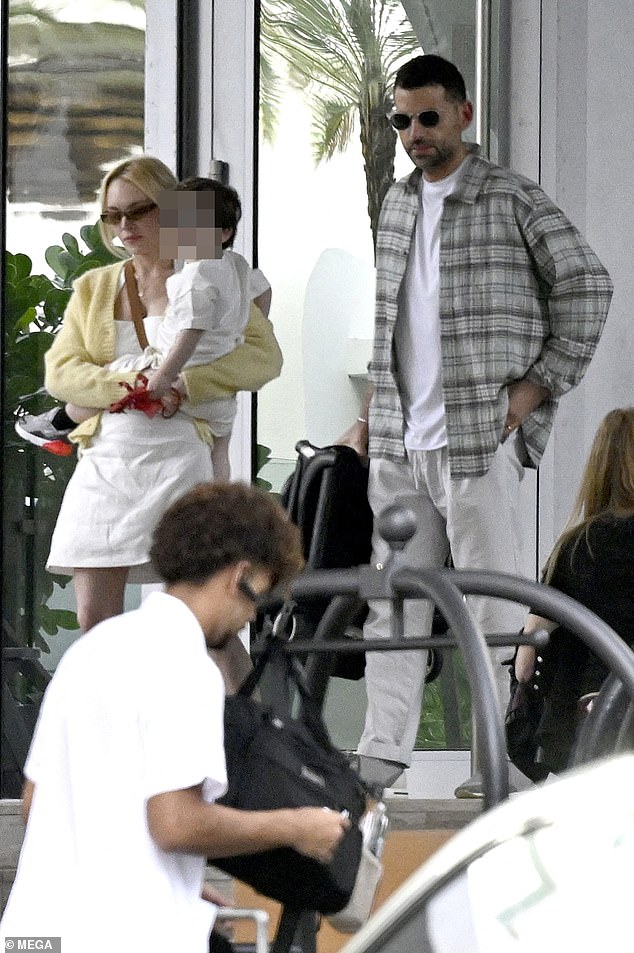 خرج بدر، 38 عامًا، مرتديًا بنطالًا أبيض وقميصًا أبيض وقميصًا منقوشًا باللونين الرمادي الفاتح والأخضر