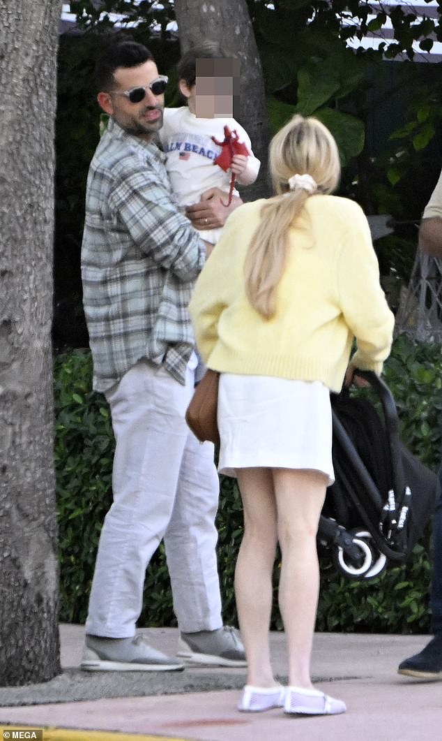 وارتدت الممثلة البالغة من العمر 39 عامًا فستانًا أنيقًا باللون الأبيض وسترة صفراء مريحة