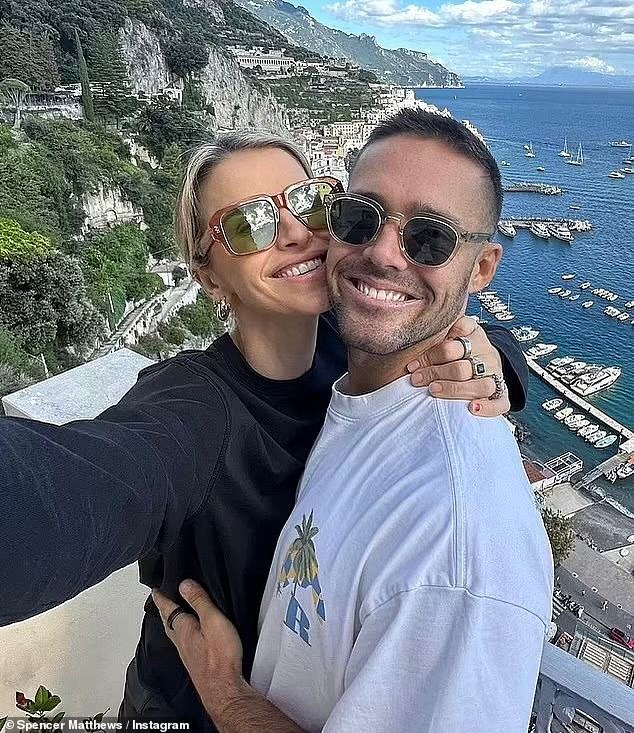 وإلى جانب اللقطة الجميلة للزوجين، أشاد سبنسر بزوجته 