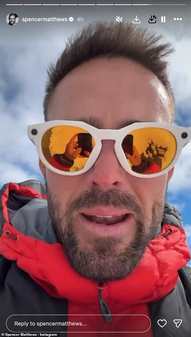 بعد أن استقبل وكيل فوغ، التي لديها ثلاثة أطفال ثيودور، سبعة أعوام، وجيجي، خمسة أعوام، وأوتو، عامين، من زوجها، على الجسر، توجه إلى إنستغرام بإشادة كبيرة.