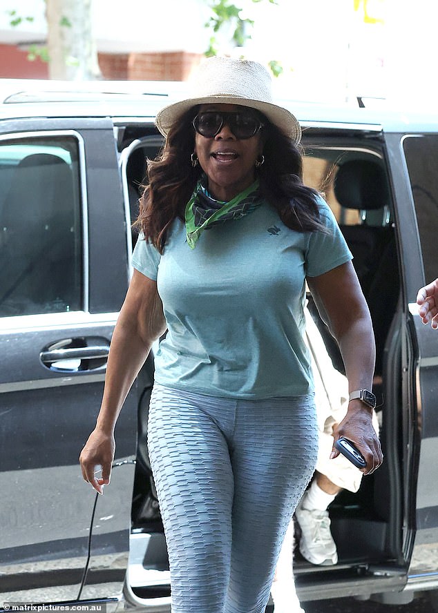 شوهدت مقدمة البرنامج الحواري، التي وصلت إلى البلاد في اليوم السابق، وهي تعود إلى الفندق الذي تقيم فيه بعد الاستمتاع بوجبة إفطار ممتعة والتنزه في ضاحية بوندي المطلة على الشاطئ.