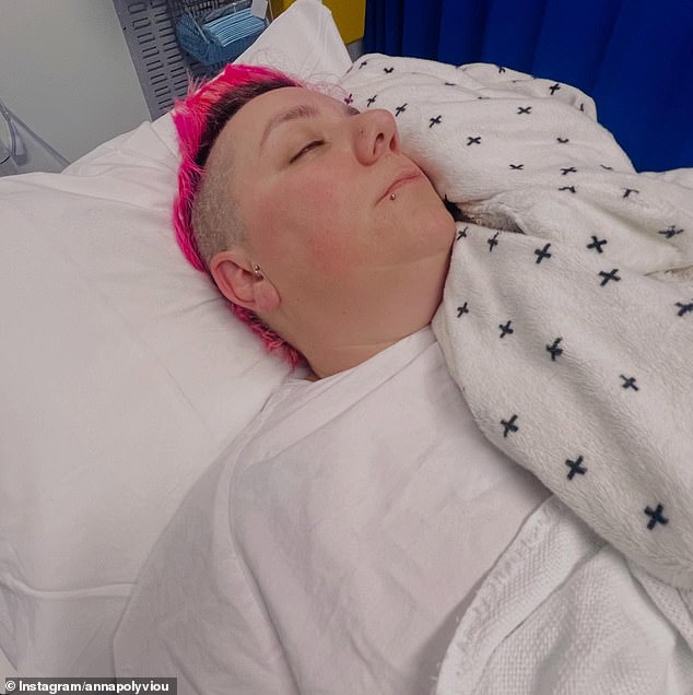 وشاركت آنا سلسلة من الصور والمقاطع التي أظهرتها وهي تتعافى في المستشفى