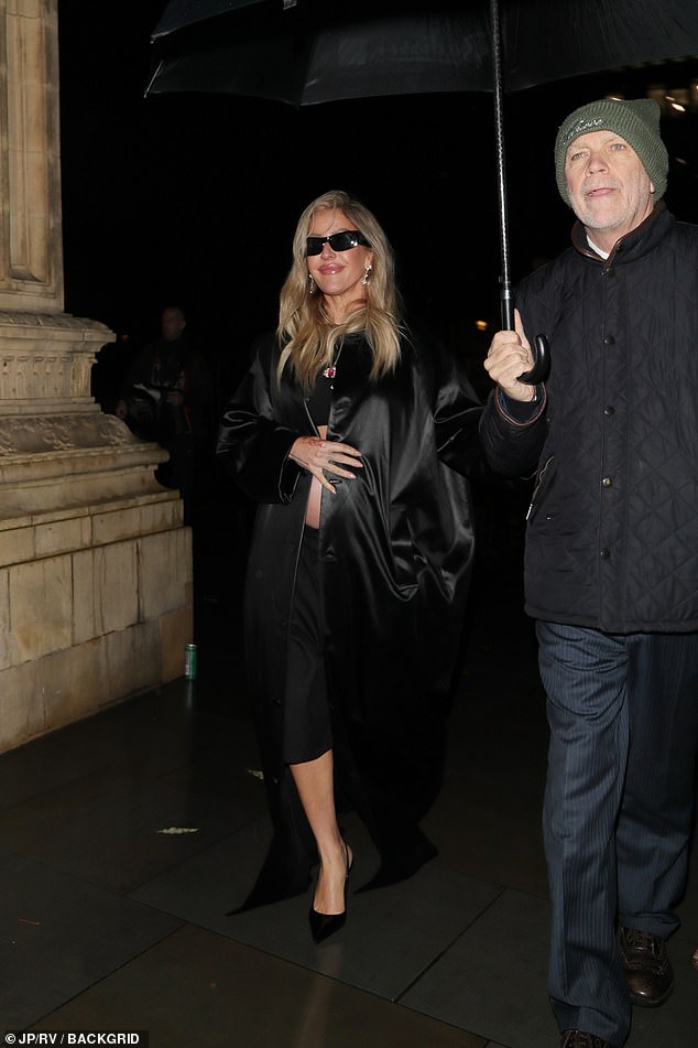 وأظهرت صانعة الأغاني نتوءها العاري في قميص أسود قصير وبنطلون أثناء حضورها الحفل