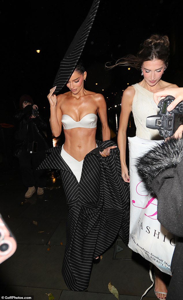 وبينما كانت متجهة إلى الحفلة اللاحقة، تمسكت مورا بغطاء رأسها الضخم المخطط بينما كانت تقاوم طقس الشتاء البريطاني