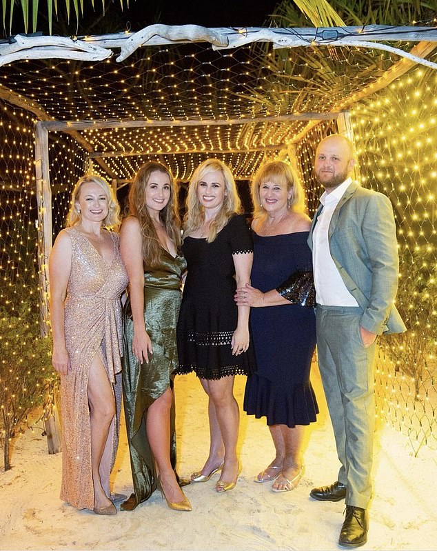 نشأت ريبل في سيدني مع والديها وارويك وسو وإخوتها الثلاثة الأصغر سناً في منزل يتسم بعدم الاستقرار. في الصورة مع والدتها سو وأشقائها الثلاثة ليبرتي وآنا وريوت