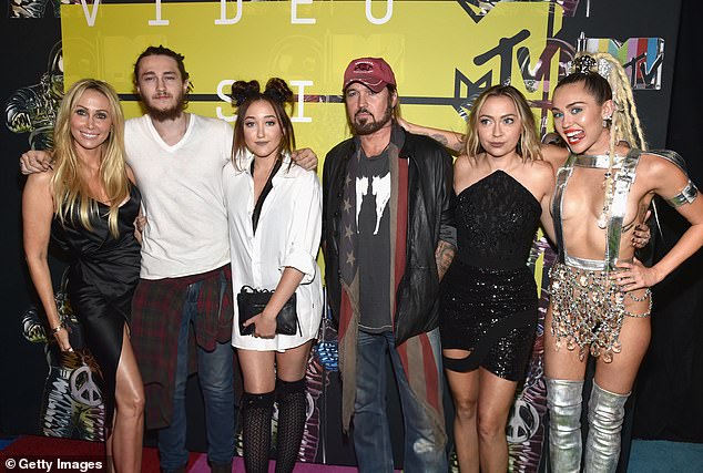 تيش وبيلي راي، اللذان انفصلا عام 2022 بعد ما يقرب من 30 عامًا من الزواج، لديهما خمسة أطفال: براندي (الثاني إلى اليمين)، وتريس (غير في الصورة)، ومايلي (على اليمين)، وبرايسون (الثاني إلى اليسار)، ونوح (الثالث إلى اليسار)؛ الصورة في عام 2015 في لوس أنجلوس