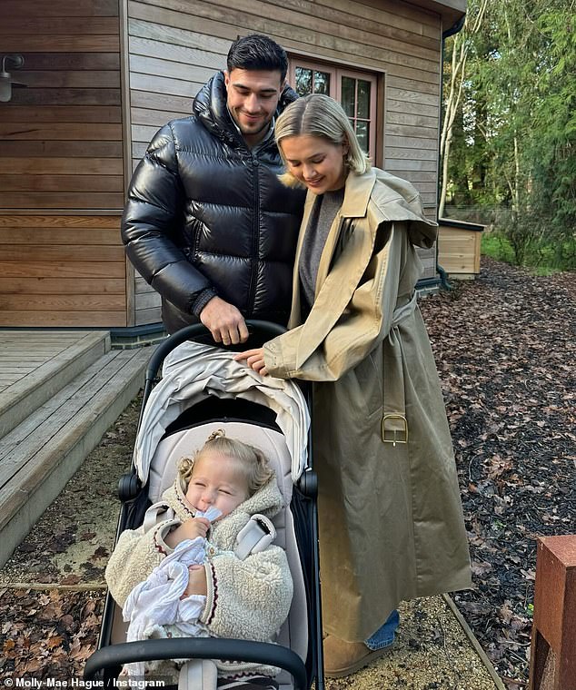 يأتي ذلك بعد أن كشفت مولي ماي أنها ستقضي أول عيد ميلاد لها بعيدًا عن عائلتها في منشور تمت مشاركته مع متابعي Instagram