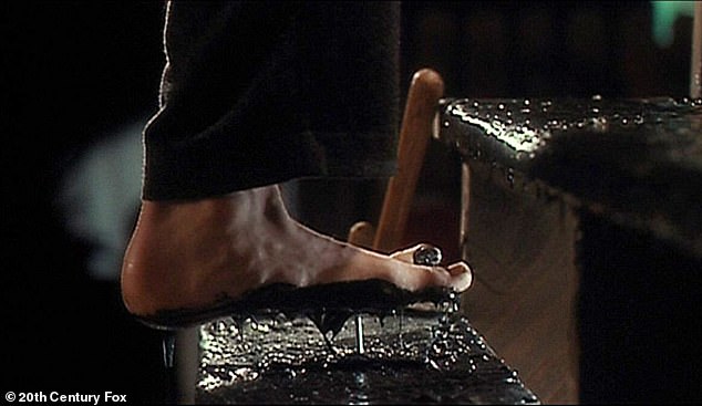 المسمار الذي داس عليه ميرف (دانيال ستيرن) كان مصنوعًا أيضًا من المطاط