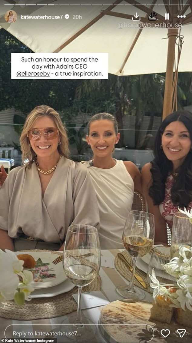 وحضرت أيضًا هدى ووترهاوس - أخت زوج كيت - بالإضافة إلى الرئيس التنفيذي لشركة Adairs إيل روزبي.