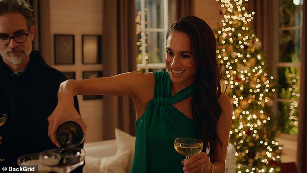 صُدم المعجبون عندما علموا أن ميغان تصور عرضها في عقار على بعد أميال قليلة من قصرها، بعد أن وعدت المشاهدين بإلقاء نظرة حميمة على الحياة 