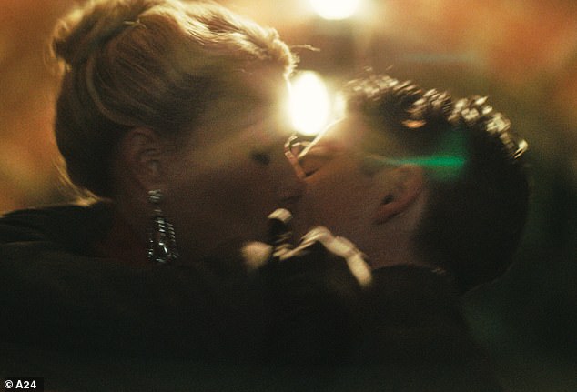 تعود المؤسسة التنفيذية لشركة Goop إلى التمثيل بدور سيدة تيموثي شالاميت الأكبر سناً على الشاشة، الممثلة الثرية المتقاعدة كاي ستون، في فيلم مارتي سوبريم الذي سيضرب المسارح الأمريكية يوم الخميس ومسارح المملكة المتحدة يوم الجمعة.