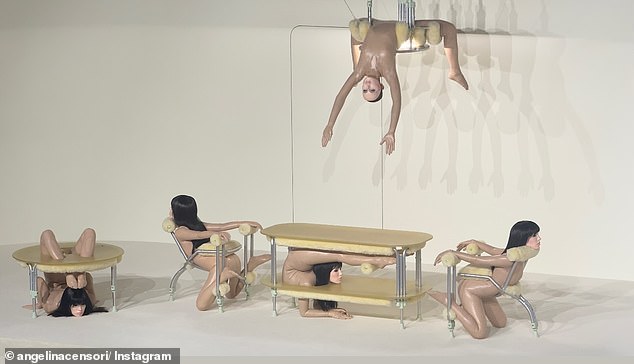 ومن السمات الملفتة للنظر في المعرض، عارضات أزياء النساء الملتوية إلى أشكال مختلفة وهي متشابكة في قطع الأثاث.