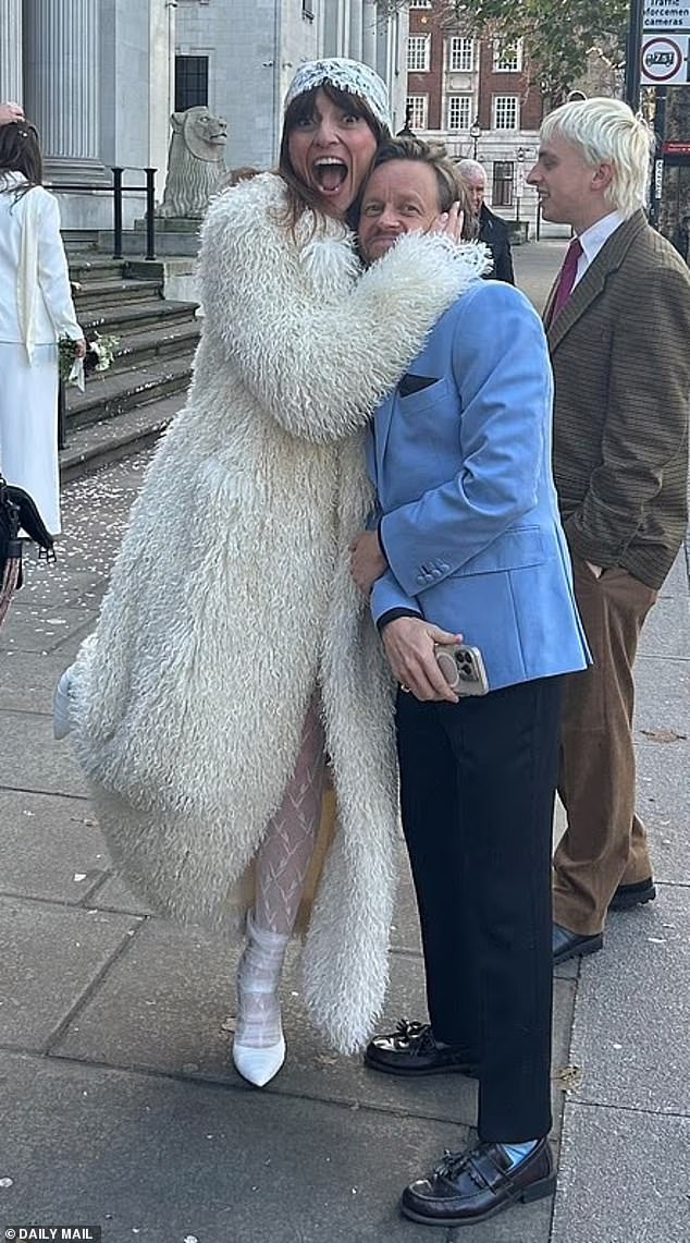 في وقت سابق من هذا الشهر، عقدت دافينا قرانها على مصفف الشعر مايكل في حفل صغير في لندن، بعد شهرين من خطوبتهما المفاجئة في إيبيزا.