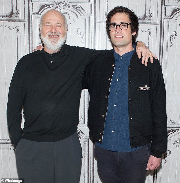 تم اتهام نجل راينر، نيك، 32 عامًا، والذي لديه تاريخ من إدمان المخدرات والسلوك الصعب، بتهمتين بالقتل من الدرجة الأولى في قتل والديه؛ في الصورة مع أبي روب في عام 2016