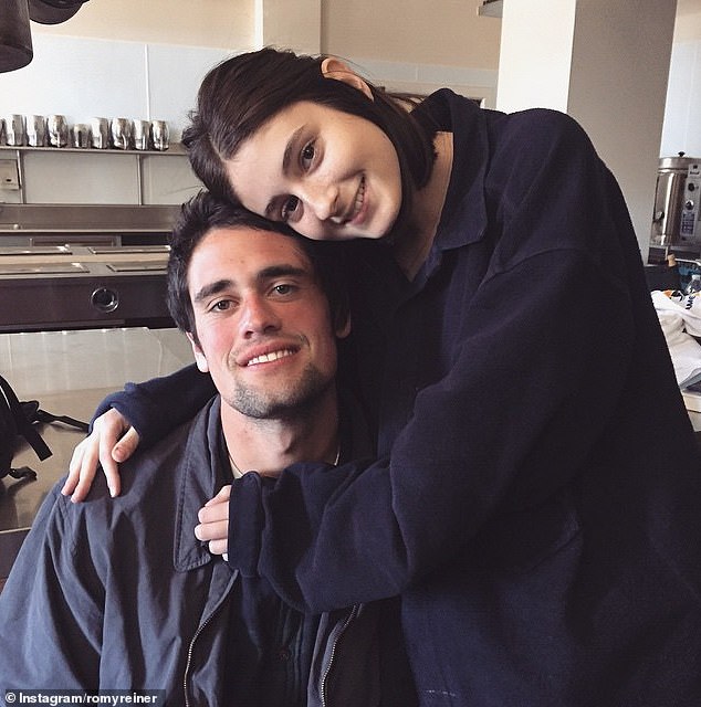 تم اكتشاف الجثث من قبل ابنة عائلة راينر، رومي، 27 عامًا، التي أبلغت الشرطة عن أحد أفراد الأسرة 