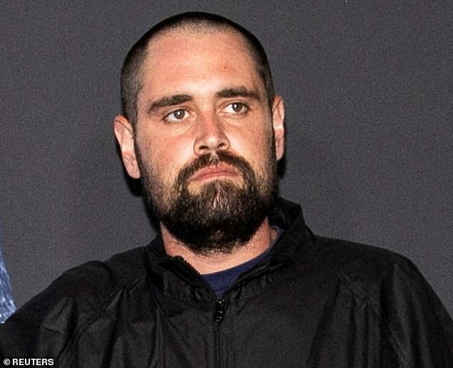 تم القبض على نيك، الذي شوهد في سبتمبر 2025، يوم الأحد الماضي بعد العثور على والديه مطعونين حتى الموت، ومنذ ذلك الحين تم اتهامه بتهمتين بالقتل من الدرجة الأولى.