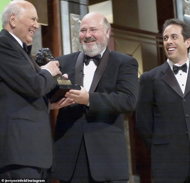 في تكريمه لروب، أرجع سينفيلد الفضل إلى الممثل والمخرج الراحل لأنه كان له 