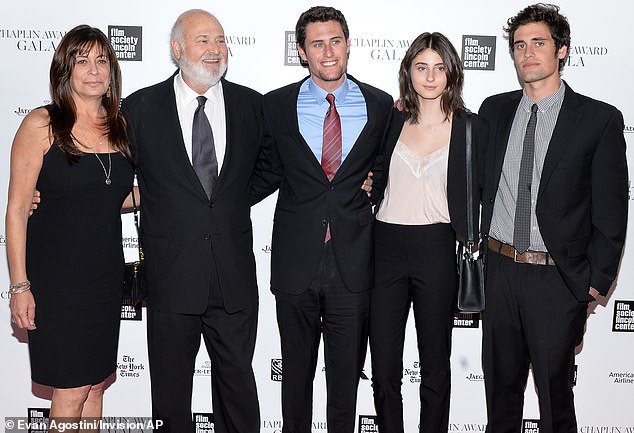 وكان لدى عائلة راينر، التي تزوجت عام 1989، ثلاثة أطفال معًا - (من اليسار) جيك، 34 عامًا، ونيك، 32 عامًا، ورومي، 27 عامًا؛ تم تصويرهم جميعًا في عام 2014 في قاعة أفيري فيشر في نيويورك