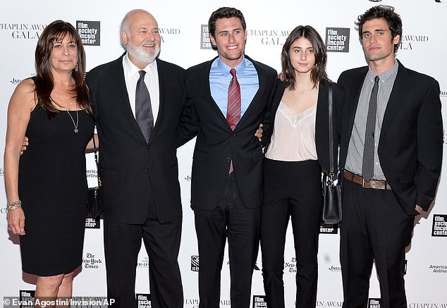 وكان لدى عائلة راينر، التي تزوجت عام 1989، ثلاثة أطفال معًا - (من اليسار) جيك، 34 عامًا، ونيك، 32 عامًا، ورومي، 27 عامًا؛ تم تصويرهم جميعًا في عام 2014 في قاعة أفيري فيشر في نيويورك