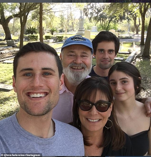 تم العثور على راينر وميشيل ميتين مذبوحين في قصرهما في لوس أنجلوس يوم الأحد. شوهد الزوجان مع أطفالهما الثلاثة: نيك (في الخلف)، وجيك، ورومي