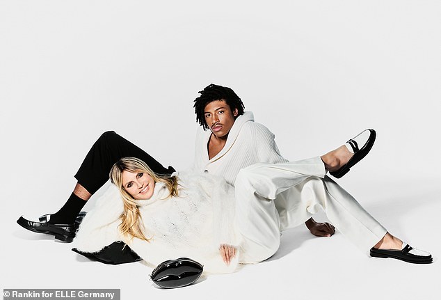 التقط الثنائي جلسة تصوير رائعة مع ELLE Germany، حيث قال هنري أنه قبل أن يبدأ مسيرته المهنية في مجال الأزياء، كان يقضي ساعات 