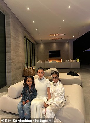 حمام كيم البيج وغرفة المعيشة في الصورة