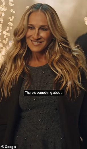 أضاءت الأضواء الأشجار حول باركر وابتسمت ابتسامة مبهجة بينما قال تعليقها الصوتي: 