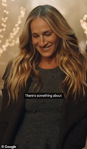 عرضت باركر أسلوبها الشخصي بارتداء قميص بيبلوم رمادي من H&M بالإضافة إلى تنورة منقط ومعطف أخضر داكن لمساعدتها على البقاء دافئًا.