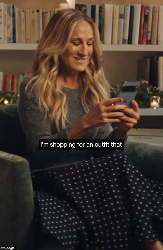 بعد ذلك، قطعت البكرة جلستها داخل منزلها في مدينة نيويورك مع خزانة كتب كبيرة خلفها مباشرة