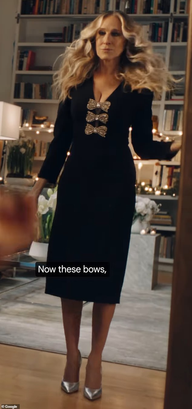 ثم اختارت فستاناً أسود اللون مزيناً بفيونكة لامعة من الأمام