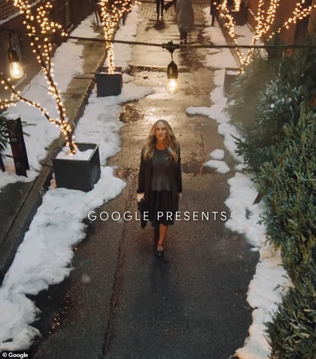 بدأ المقطع - الذي تم تحميله على Instagram يوم الأربعاء - بينما كانت النجمة تتجول على طول شارع تصطف على جانبيه الثلوج بينما يتم تشغيل نغمات عيد الميلاد في الخلفية.