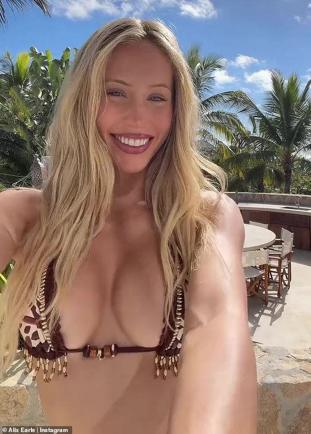 أضافت مؤثرة TikTok طبقة من الماسكارا إلى رموشها بينما تم إضافة أحمر الخدود الوردي الفاتح إلى عظام وجنتيها