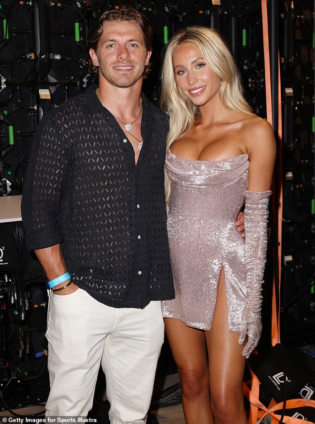 يأتي ذلك بعد وقت قصير من الكشف عن انفصال النجم عن جهاز الاستقبال الواسع في هيوستن تكساس براكستون بيريوس في وقت سابق من هذا الشهر - مع تأكيد إيرل الأخبار في مقطع مسيل للدموع خلال عطلة نهاية الأسبوع الماضية. شوهدت في عام 2024 في ميامي بيتش