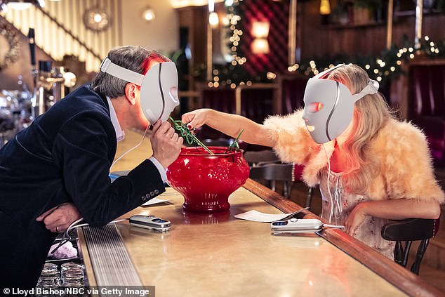 كما ارتدى كلاهما أقنعة الضوء الأحمر