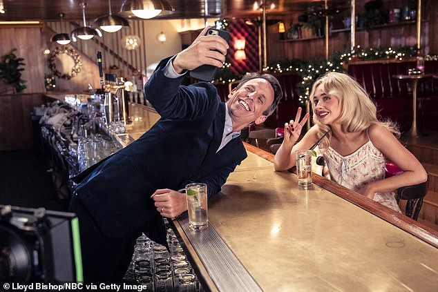 بدت الفنانة التي تتصدر الرسم البياني جذابة في فستان سهل الطبع بطبعات الأزهار مع شال مريح بلون الكريم وكعب ذهبي مستدير من الأمام