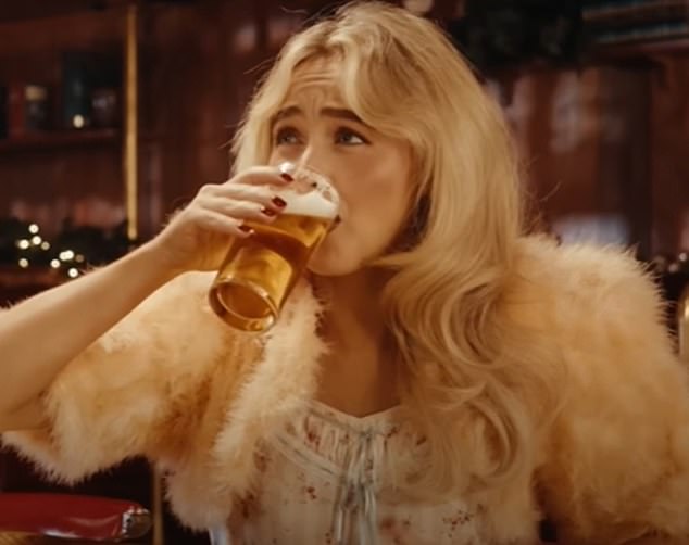 لقد لعبوا لعبة الإجابة على سؤال أو تناول رشفة من الكحول. عندما سألها مايرز عن صديقها مانتشايلد، اختارت عدم الإجابة وتناول مشروب