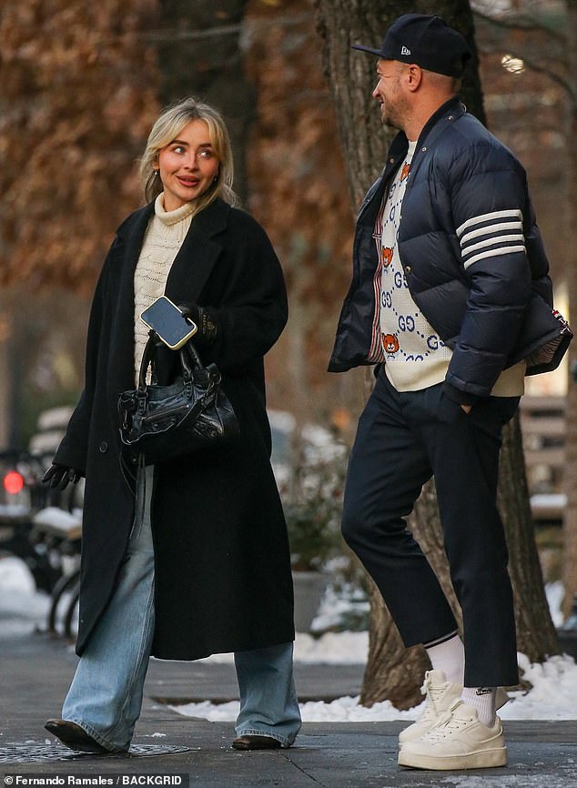 وشوهدت كاربنتر بابتسامة كبيرة على وجهها بعد تناول الغداء لمدة ساعتين في بار بيتي مع سيرجيو كليتنوي. سيرجيو هو مدير الترفيه في مجلة فوغ