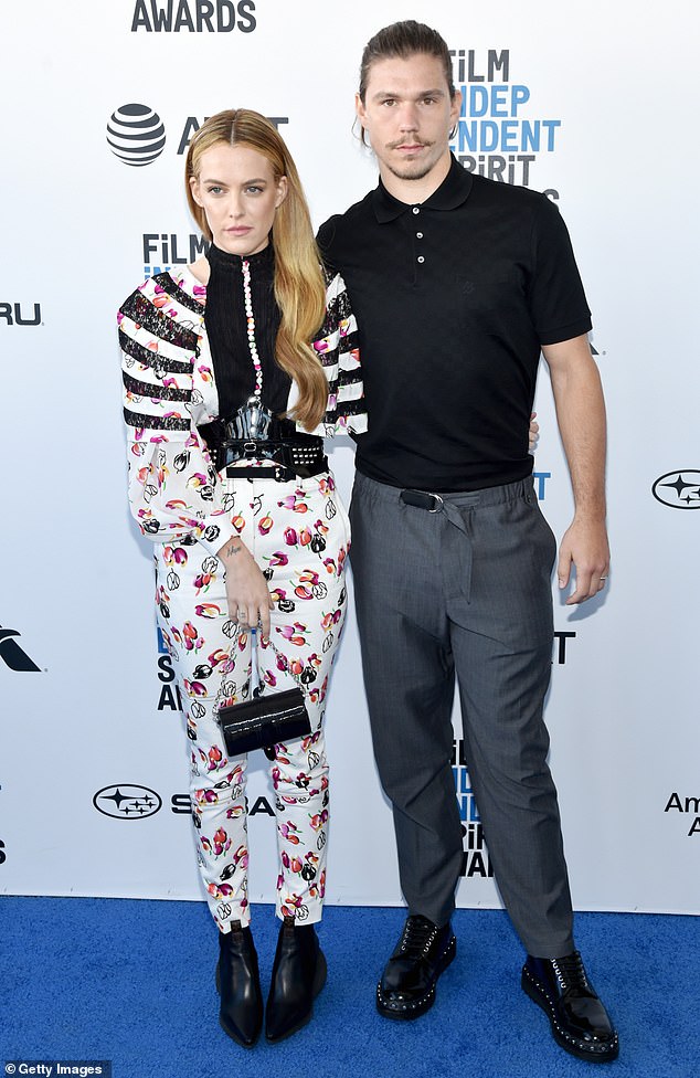 تزوج كيو من رجل الأعمال الأسترالي بن سميث بيترسن في عام 2015، ولديهما طفلان: ابنة، توبيلو، ولدت في عام 2022، وطفل ثانٍ، كلاهما ولدا عن طريق بدائل في عام 2025؛ (الصورة 2019)