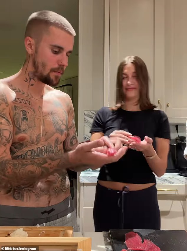 ويبدو أن الزوجين يستمتعان بدرس الطبخ من منزلهما المريح