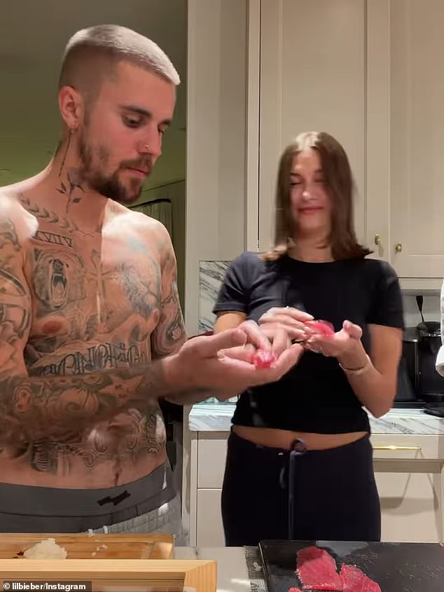 ويبدو أن الزوجين يستمتعان بدرس الطبخ من منزلهما المريح