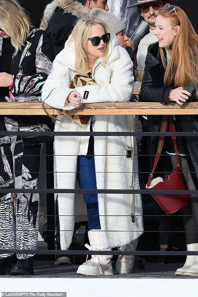 نجمة وصيفات العروس ونصفها الآخر يرتديان ملابس مريحة للتدفئة في طقس الشتاء البارد في بطولة سانت ريجيس العالمية لبولو الثلج