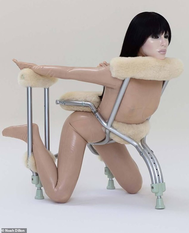 مشروع المهندس المعماري البالغ من العمر 30 عامًا والذي أثار استفزازًا طويلًا، BIO POP (THE ORIGIN)، يعرض نساء يتظاهرن في مجموعة متنوعة من المواقف الاستفزازية