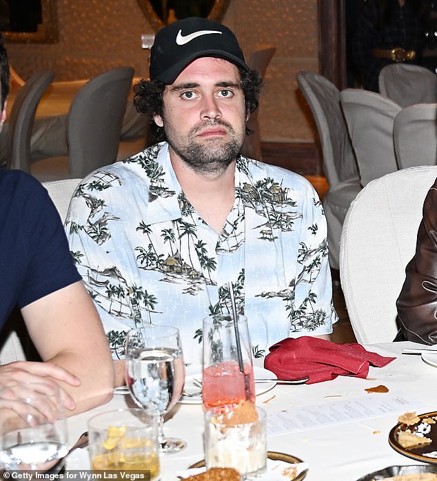 بدأ تعاطي نيك للمخدرات في سن مبكرة، مما أدى إلى أول فترة إعادة تأهيل له في سن 15 عامًا و17 إقامة مذهلة في مرافق العلاج عندما بلغ 22 عامًا.