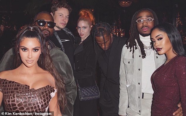 (من اليسار) تم تصوير كل من كيم وكاني ويست وإيلون ماسك وغرايمز وترافيس سكوت وكوافو وساويتي معًا وهم يحضرون حفلة عيد الميلاد لعام 2019 في منزل كورتني