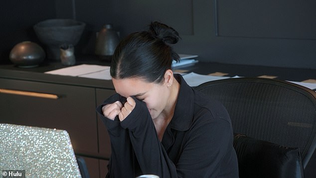 بدأت نجمة الواقع في البكاء عندما اعترفت بأن الإصابة المدمرة جعلت من الصعب الدراسة في الأيام الأخيرة قبل الاختبار